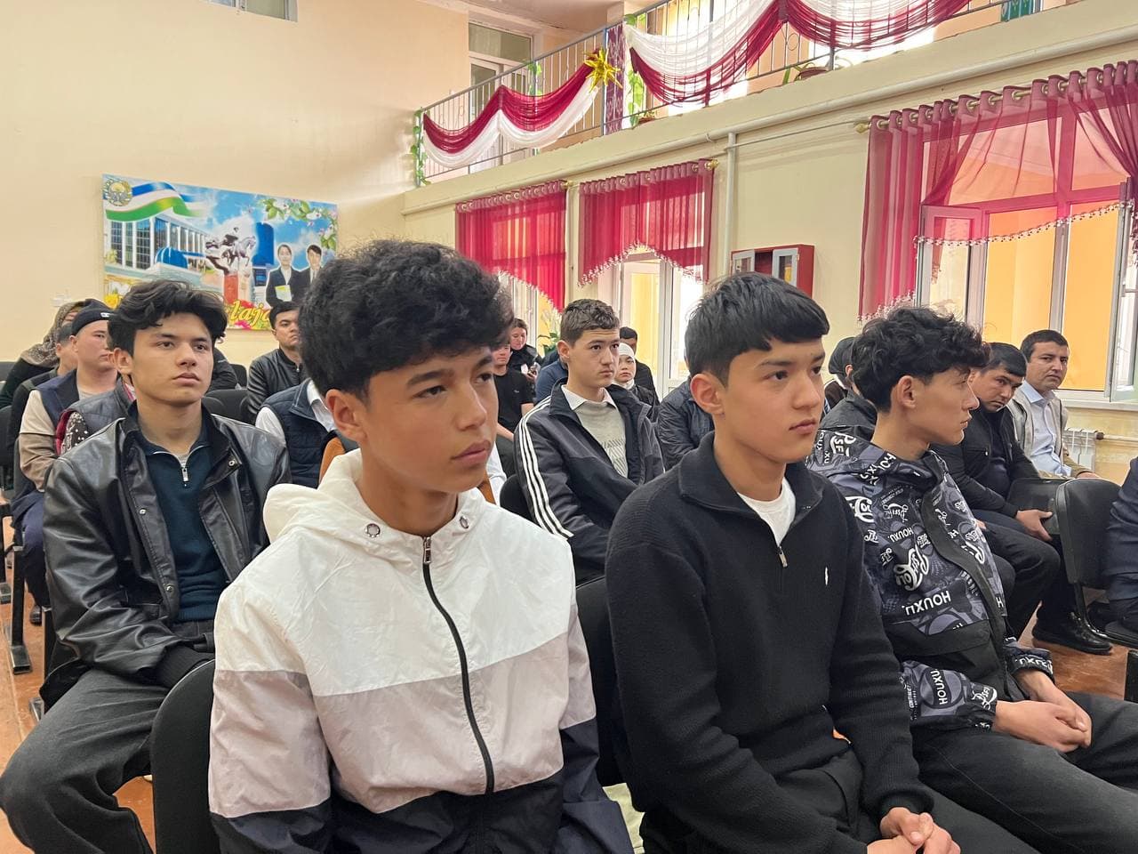 TUMAN HOKIMI MUSTAXKAM VA SANOAT MAHALLALARI YOSHLARI BILAN UCHRASHUV O‘TKAZDI