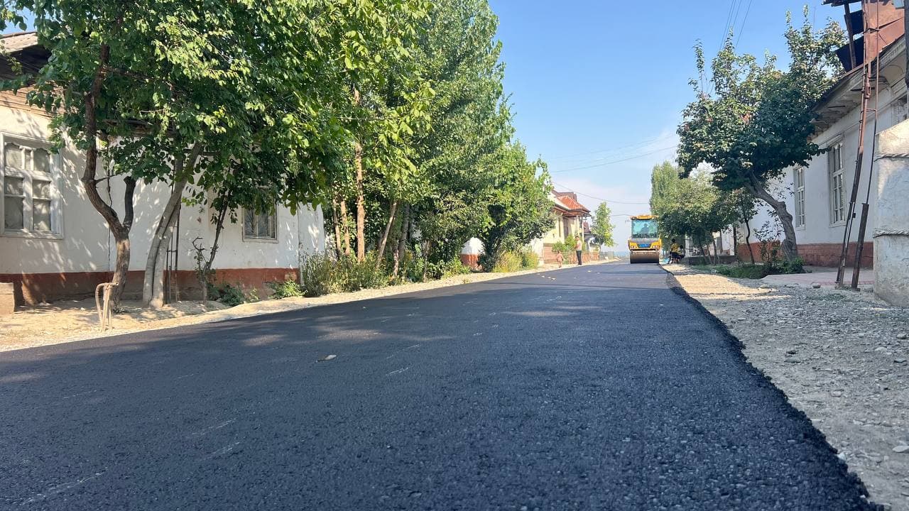 TINCHLIK MAHALLASIDA ICHKI KO‘CHALARNI ASFALTLASH ISHLARI YAKUNLANMOQDA