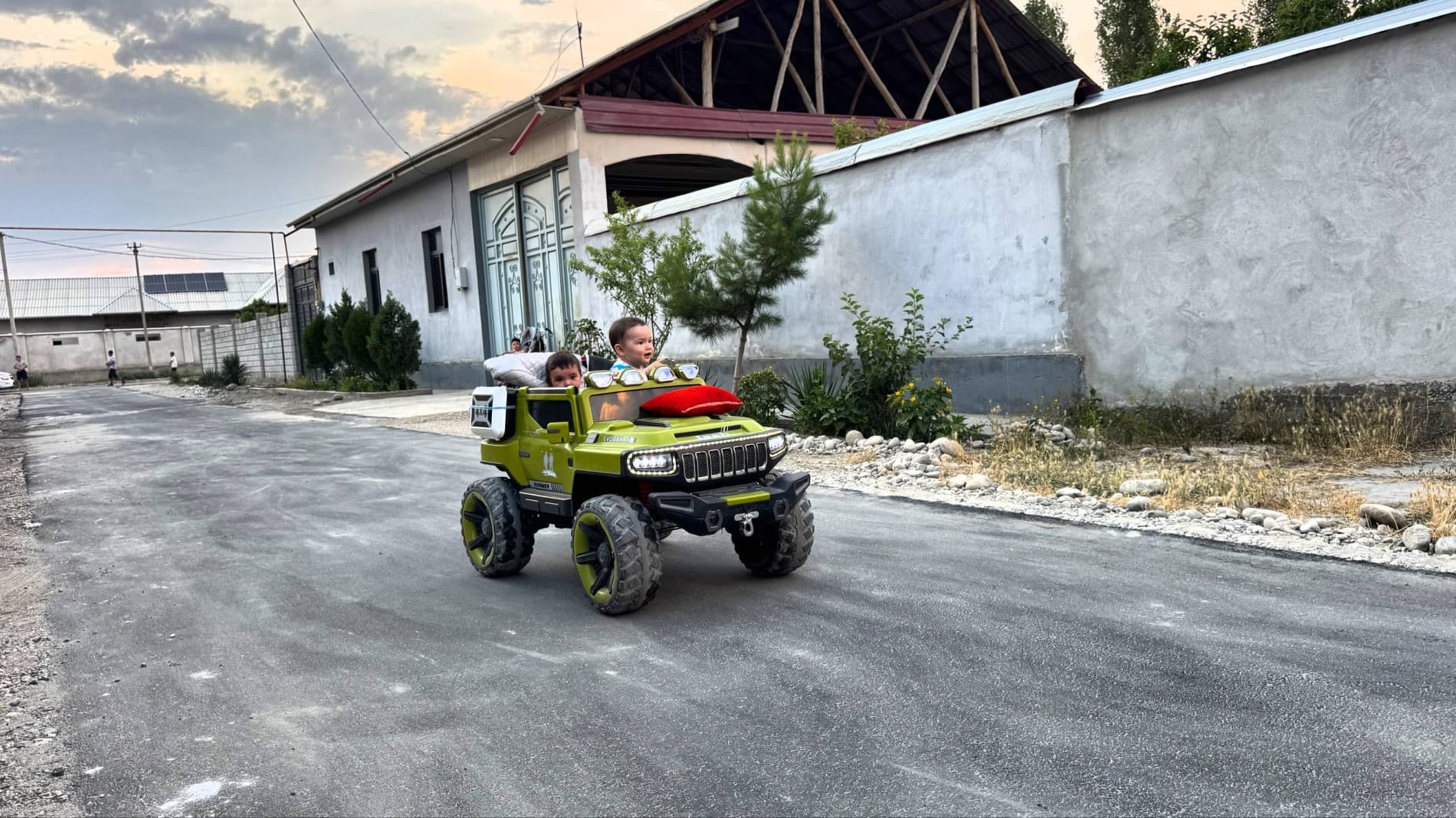 Shahar infratuzilmasini yaxshilash yo‘lida amaliy ishlar davom etmoqda.