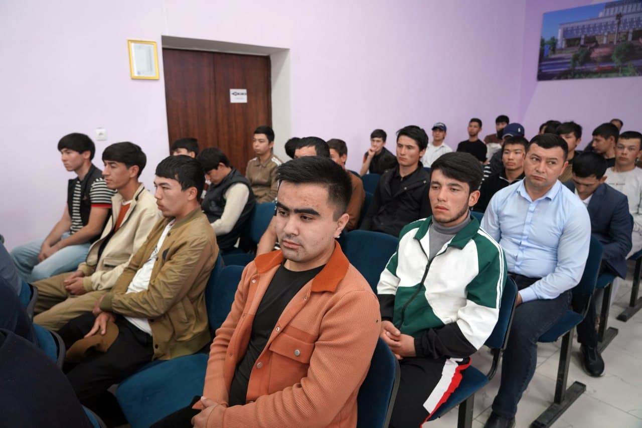 Sirdaryo viloyati Ichki ishlar boshqarmasi boshlig‘i tomonidan “Payshanba yoshlar” kuni doirasida otaliqqa olingan hamda uyushmagan yoshlar bilan uchrashuv va ochiq muloqotlar muntazam tashkil etib kelinmoqda.