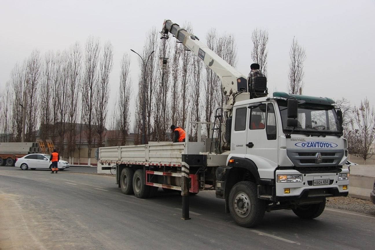 Бобур шаҳрига элтувчи автомобиль йўлида қурилиш ва экологик ободонлаштириш ишлари изчил давом этмоқда.