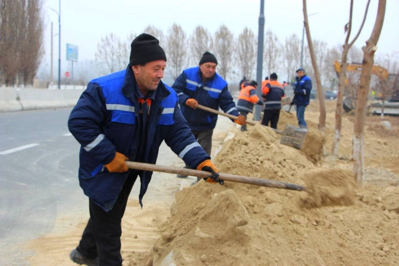 Бобур шаҳрига элтувчи автомобиль йўлида қурилиш ва экологик ободонлаштириш ишлари изчил давом этмоқда.