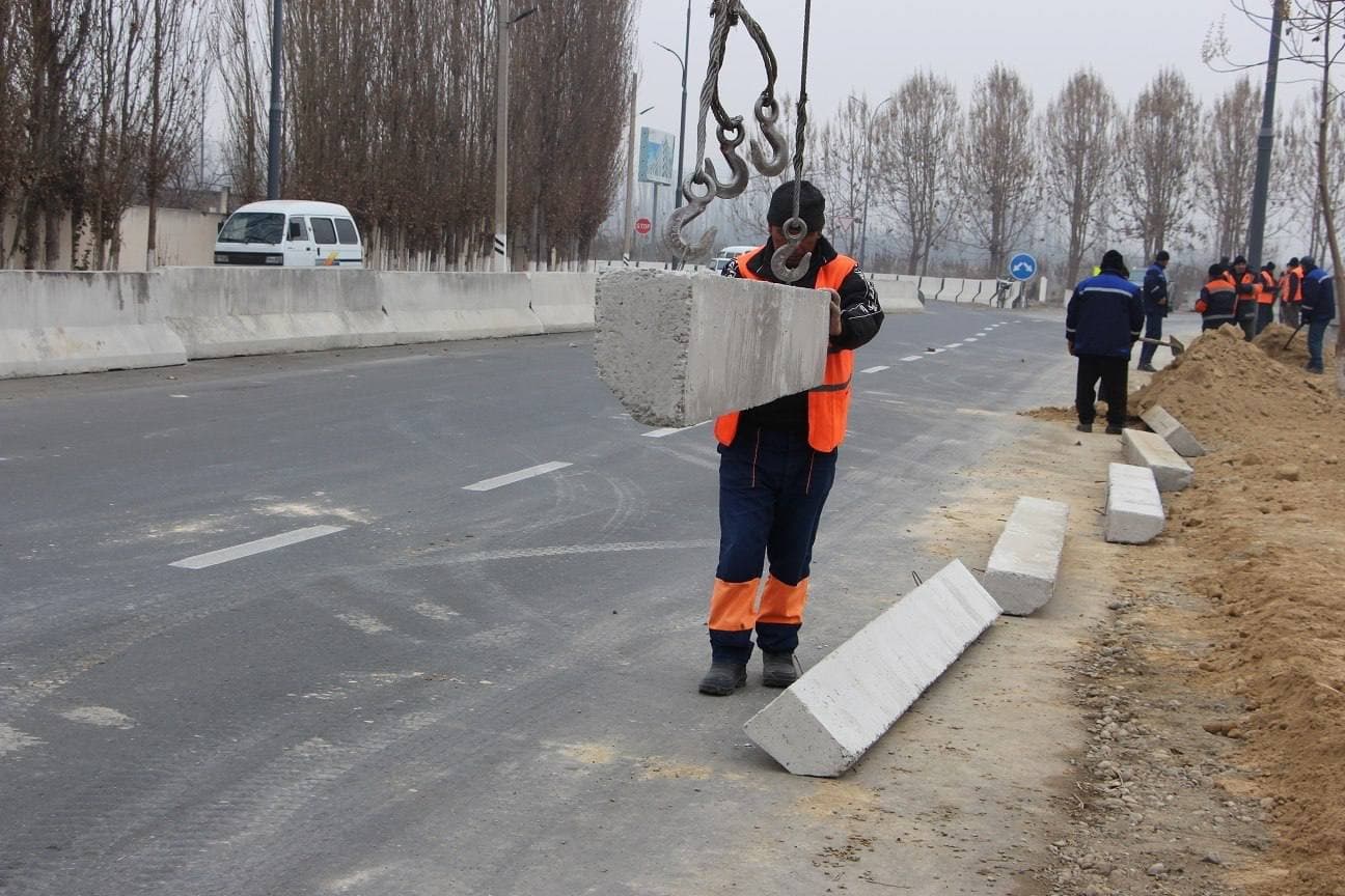 Бобур шаҳрига элтувчи автомобиль йўлида қурилиш ва экологик ободонлаштириш ишлари изчил давом этмоқда.