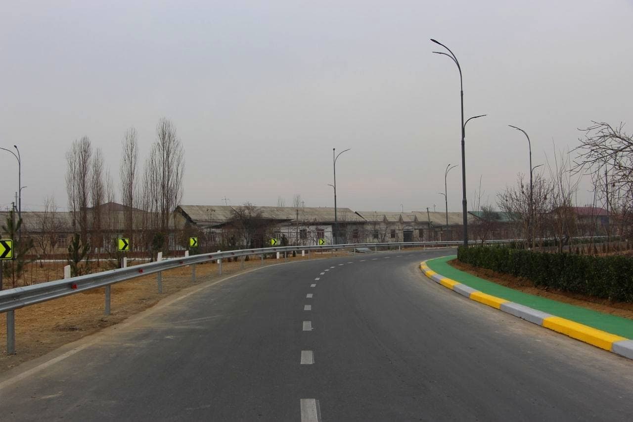 Бобур шаҳрига элтувчи автомобиль йўлида қурилиш ва экологик ободонлаштириш ишлари изчил давом этмоқда.