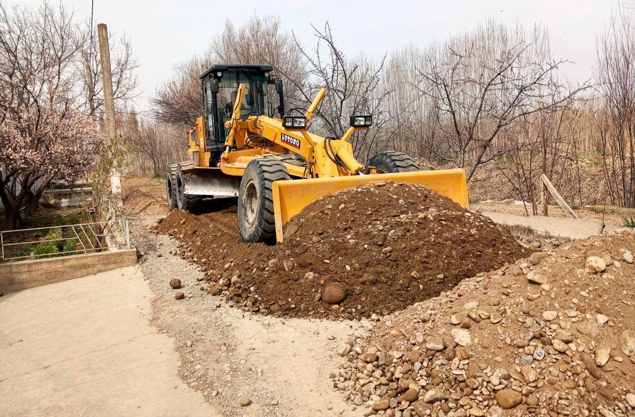 Qurama mahallasida yo‘l infratuzilmasini yaxshilash ishlari jadal olib borilmoqda