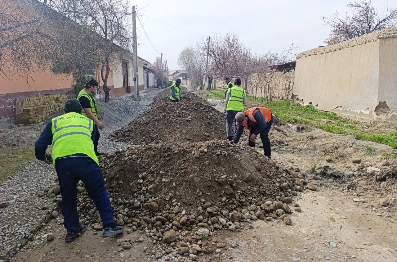 Qurama mahallasida yo‘l infratuzilmasini yaxshilash ishlari jadal olib borilmoqda