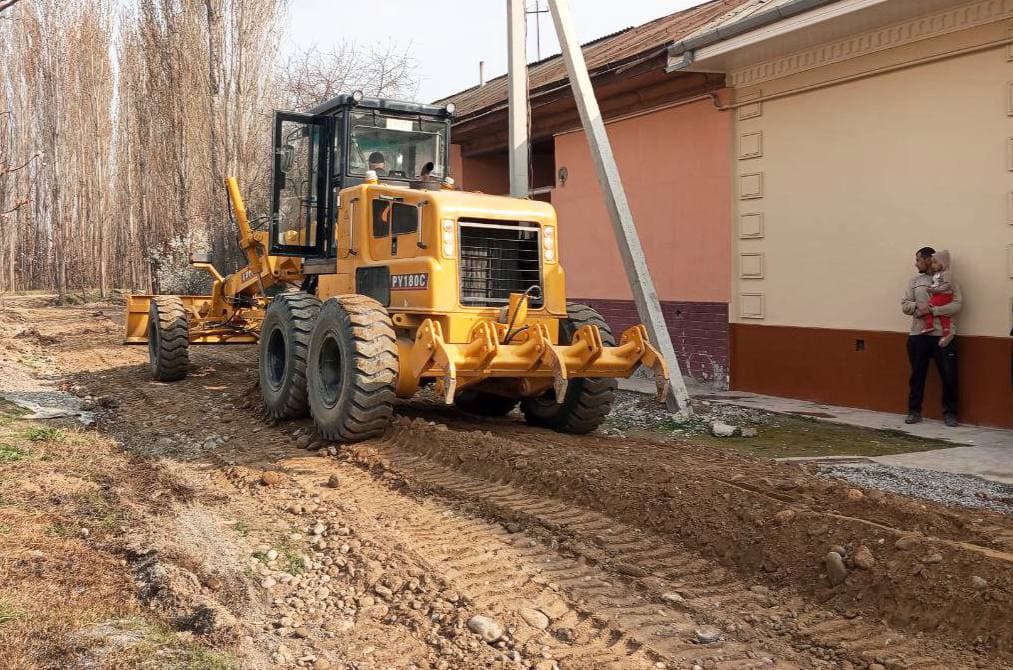 Qurama mahallasida yo‘l infratuzilmasini yaxshilash ishlari jadal olib borilmoqda