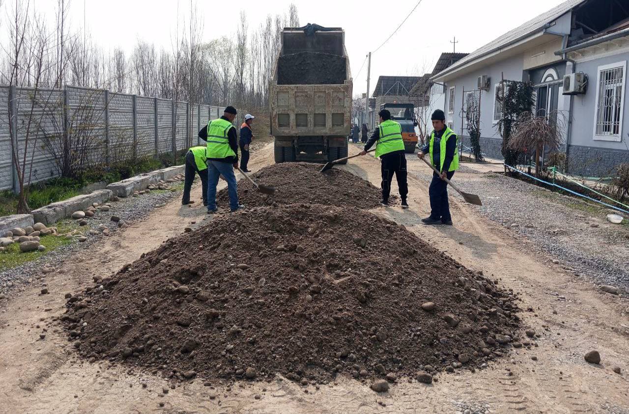 Qurama mahallasida yo‘l infratuzilmasini yaxshilash ishlari jadal olib borilmoqda