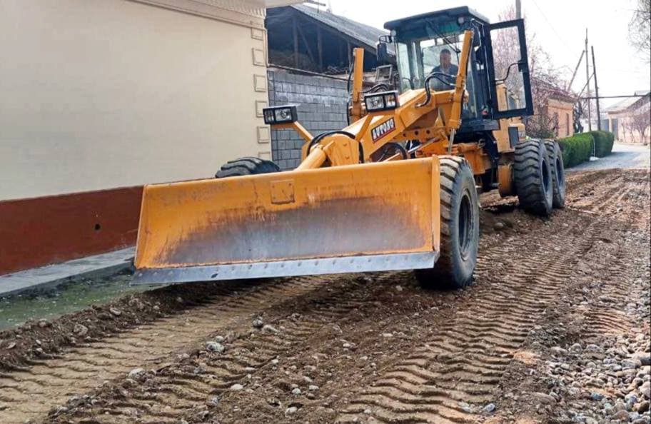Qurama mahallasida yo‘l infratuzilmasini yaxshilash ishlari jadal olib borilmoqda