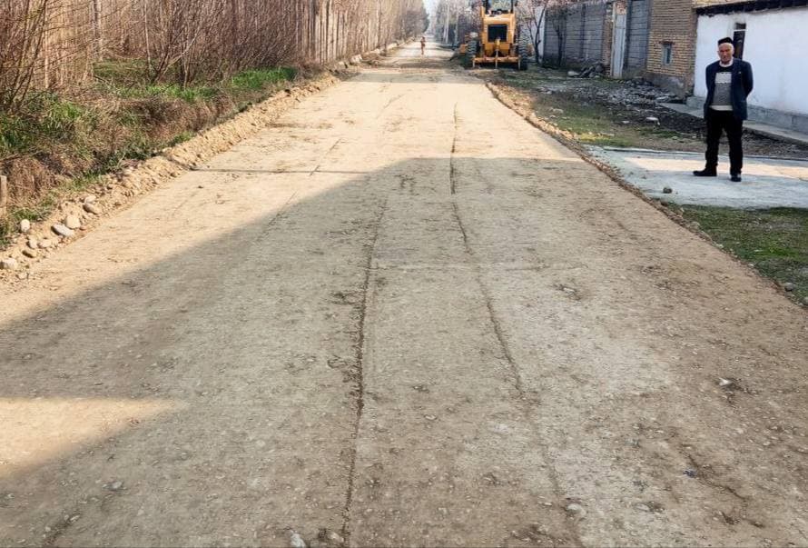 Qurama mahallasida yo‘l infratuzilmasini yaxshilash ishlari jadal olib borilmoqda
