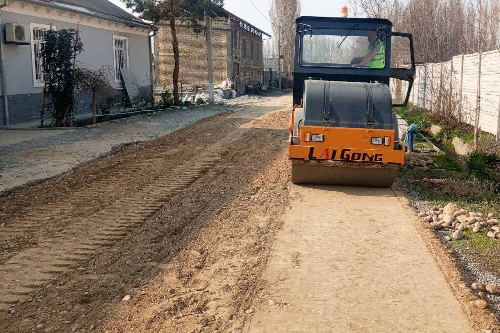 Qurama mahallasida yo‘l infratuzilmasini yaxshilash ishlari jadal olib borilmoqda