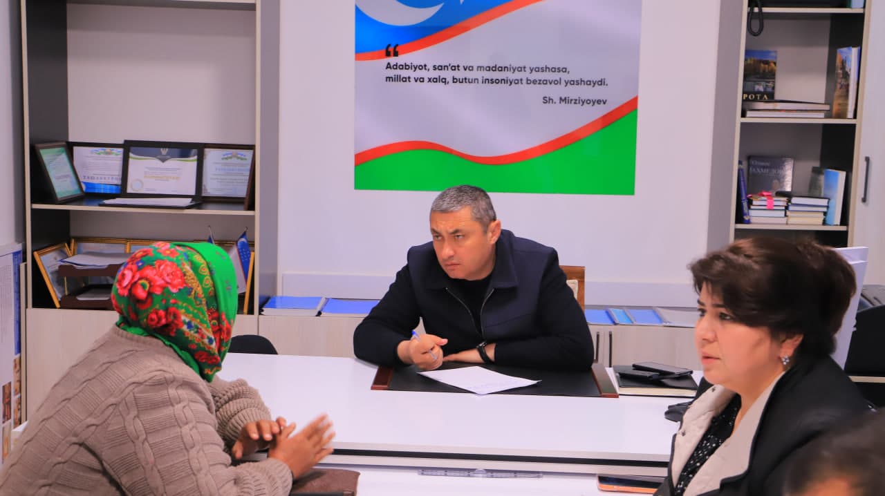 Tuman hokimi Umidjon Adizov fuqarolarni qabul qildi.