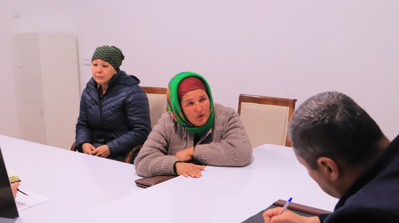 Tuman hokimi Umidjon Adizov fuqarolarni qabul qildi.