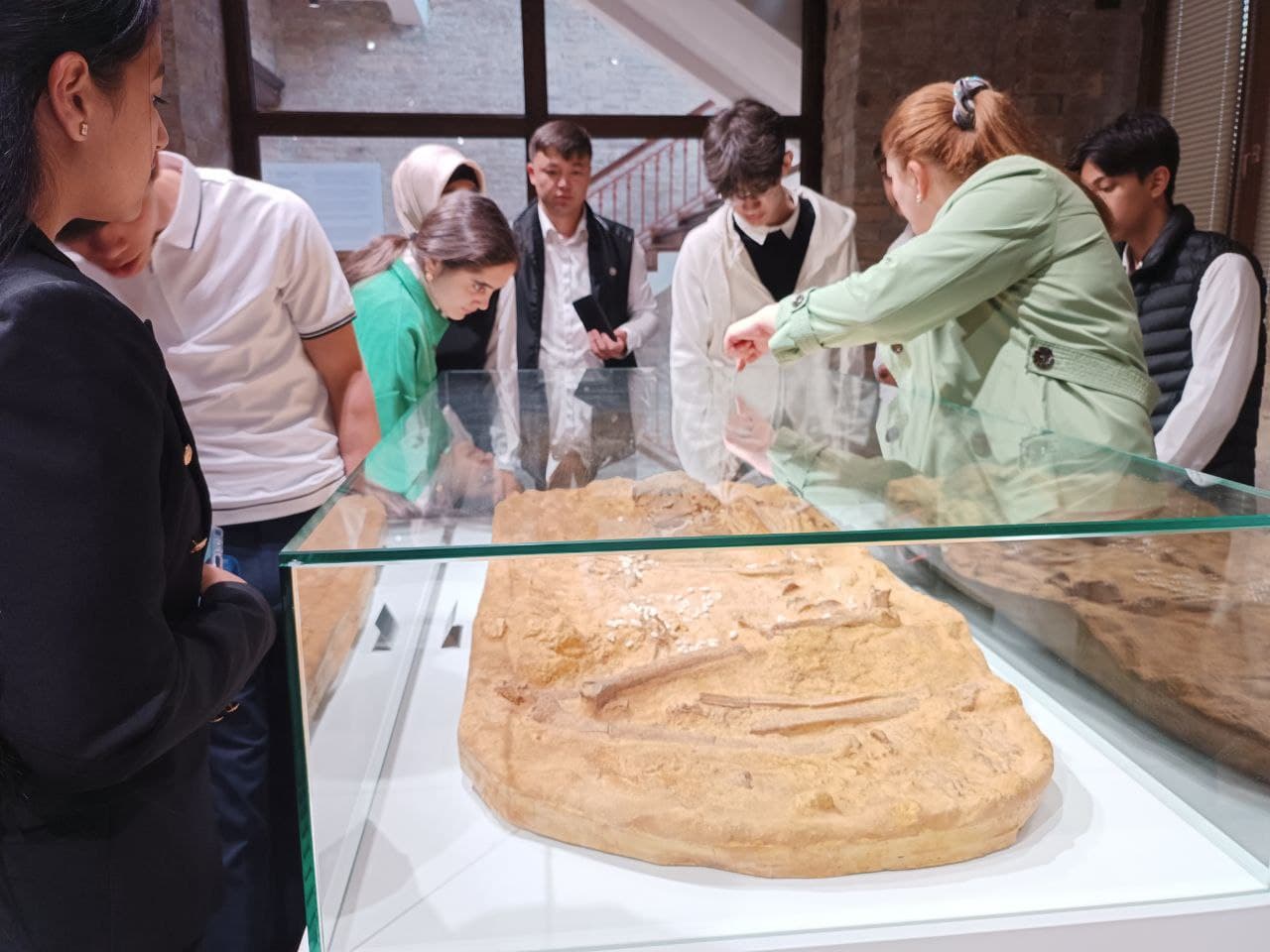 School students visited the exhibition of archaeological discoveries of the Emirate of Sharjah in Samarkand