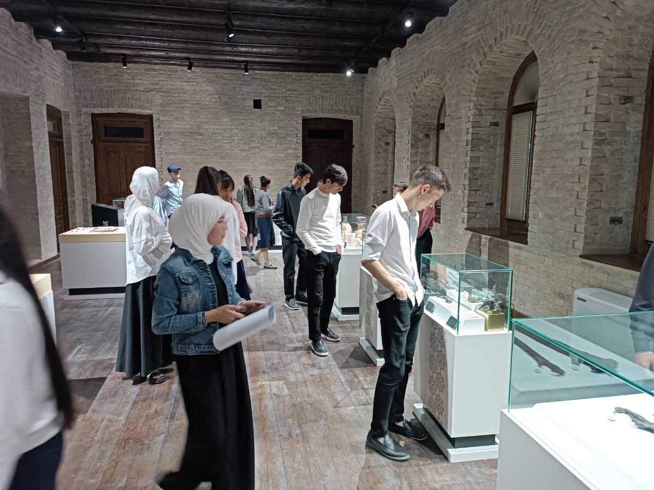 School students visited the exhibition of archaeological discoveries of the Emirate of Sharjah in Samarkand