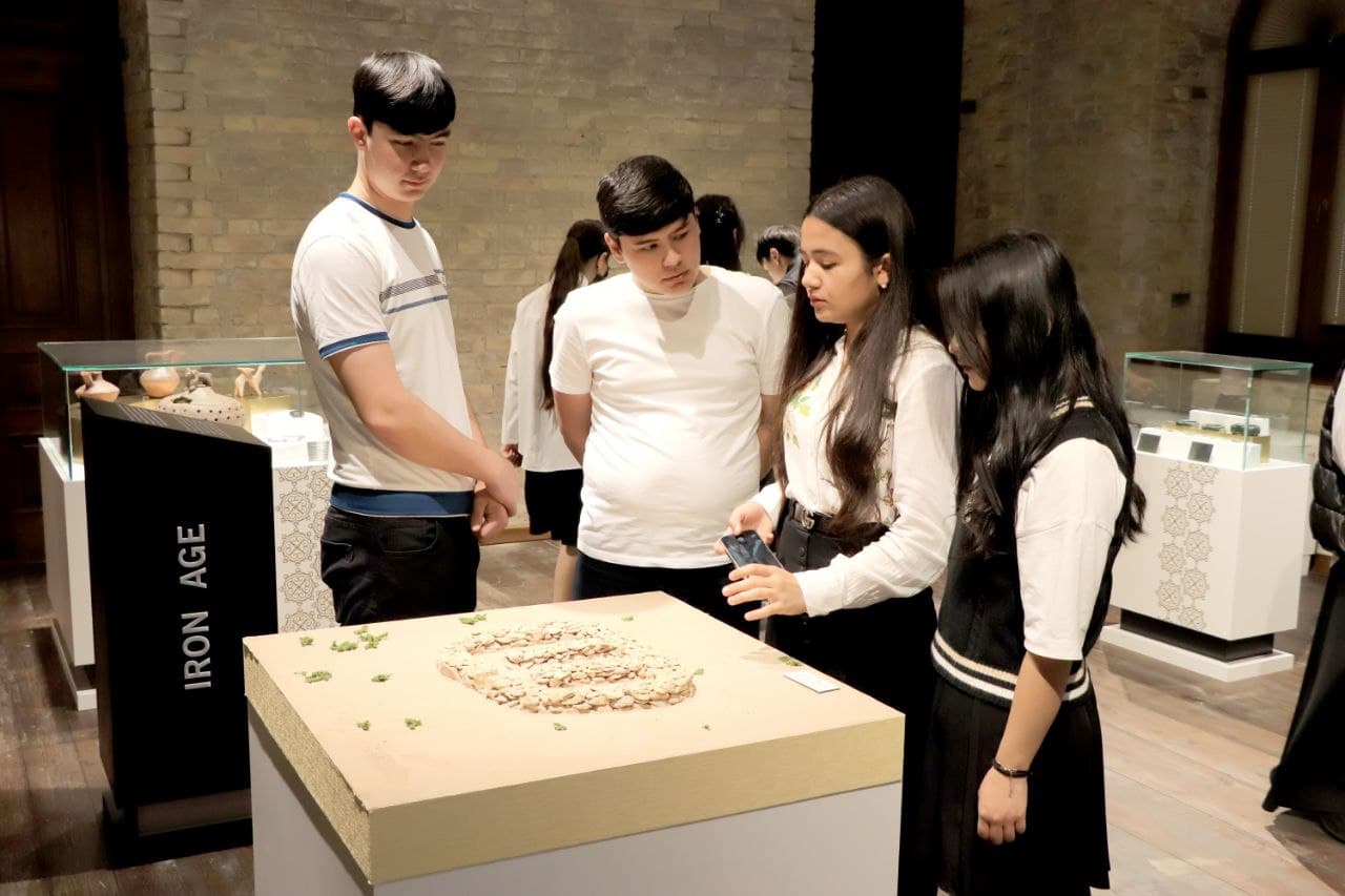 School students visited the exhibition of archaeological discoveries of the Emirate of Sharjah in Samarkand