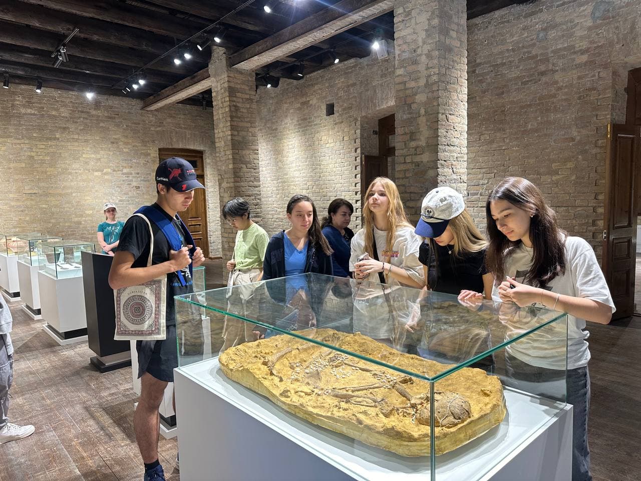 School students visited the exhibition of archaeological discoveries of the Emirate of Sharjah in Samarkand
