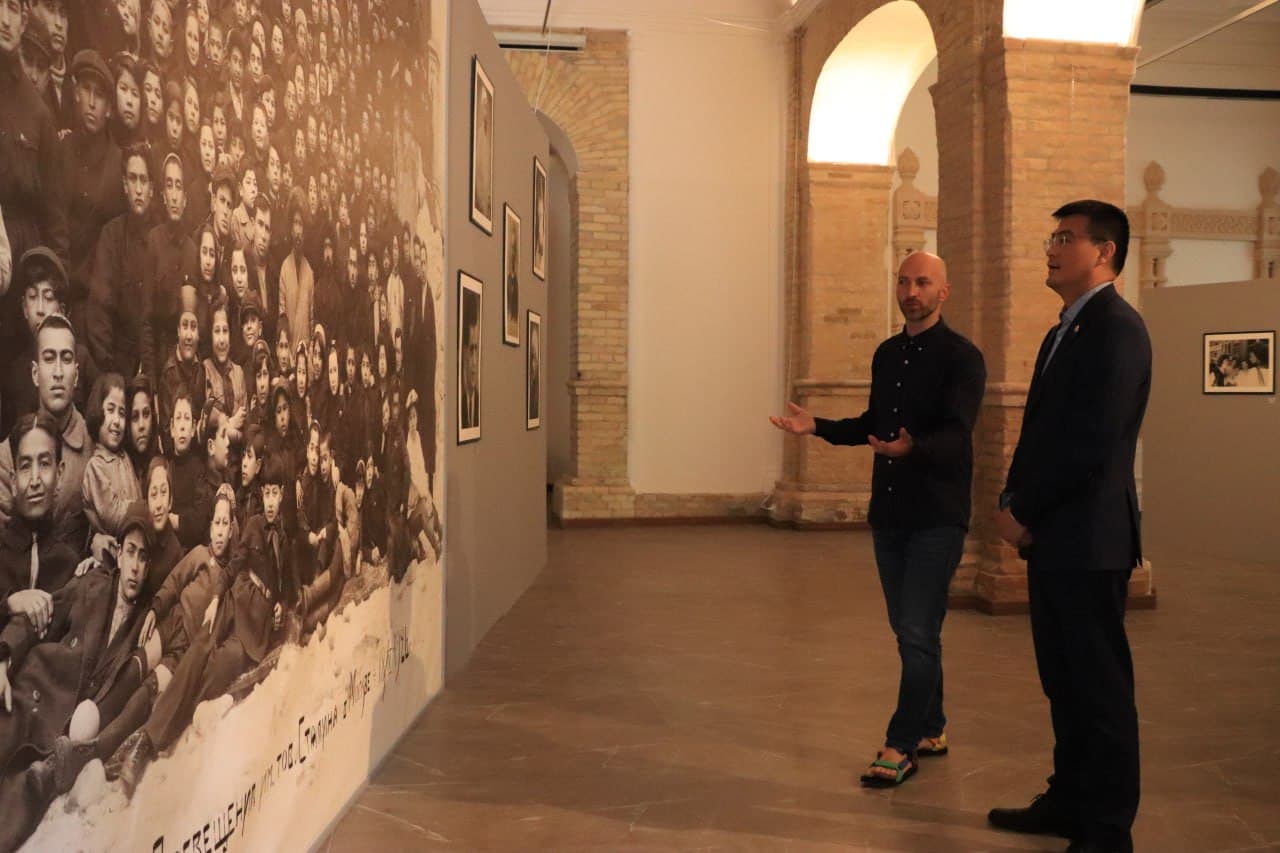 The PRC Ambassador to Uzbekistan and the Minister of the Sultanate of Oman visited the exhibition in Samarkand