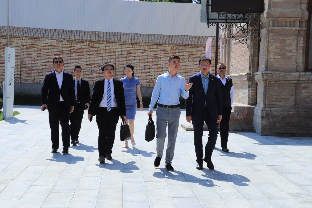 The PRC Ambassador to Uzbekistan and the Minister of the Sultanate of Oman visited the exhibition in Samarkand