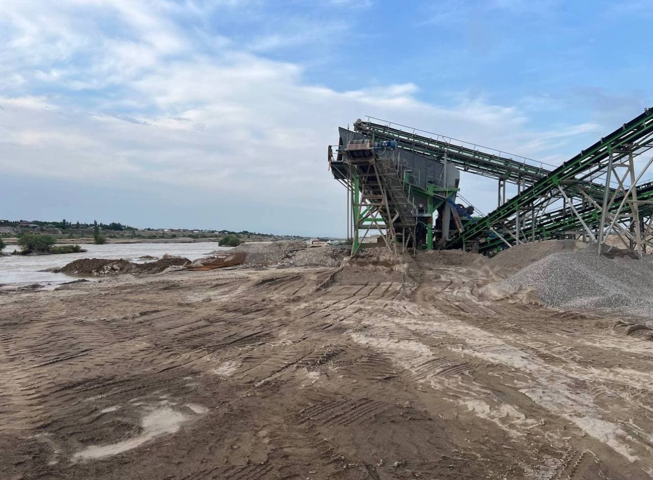 Установлено, что в русле реки Чирчик продолжается добыча песка и гравия