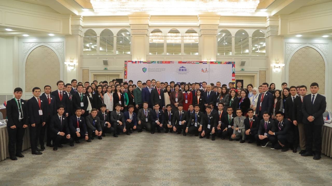 Yoshlar ekologiya va turizmga oid dolzarb masalalarni muhokama qilishmoqda
