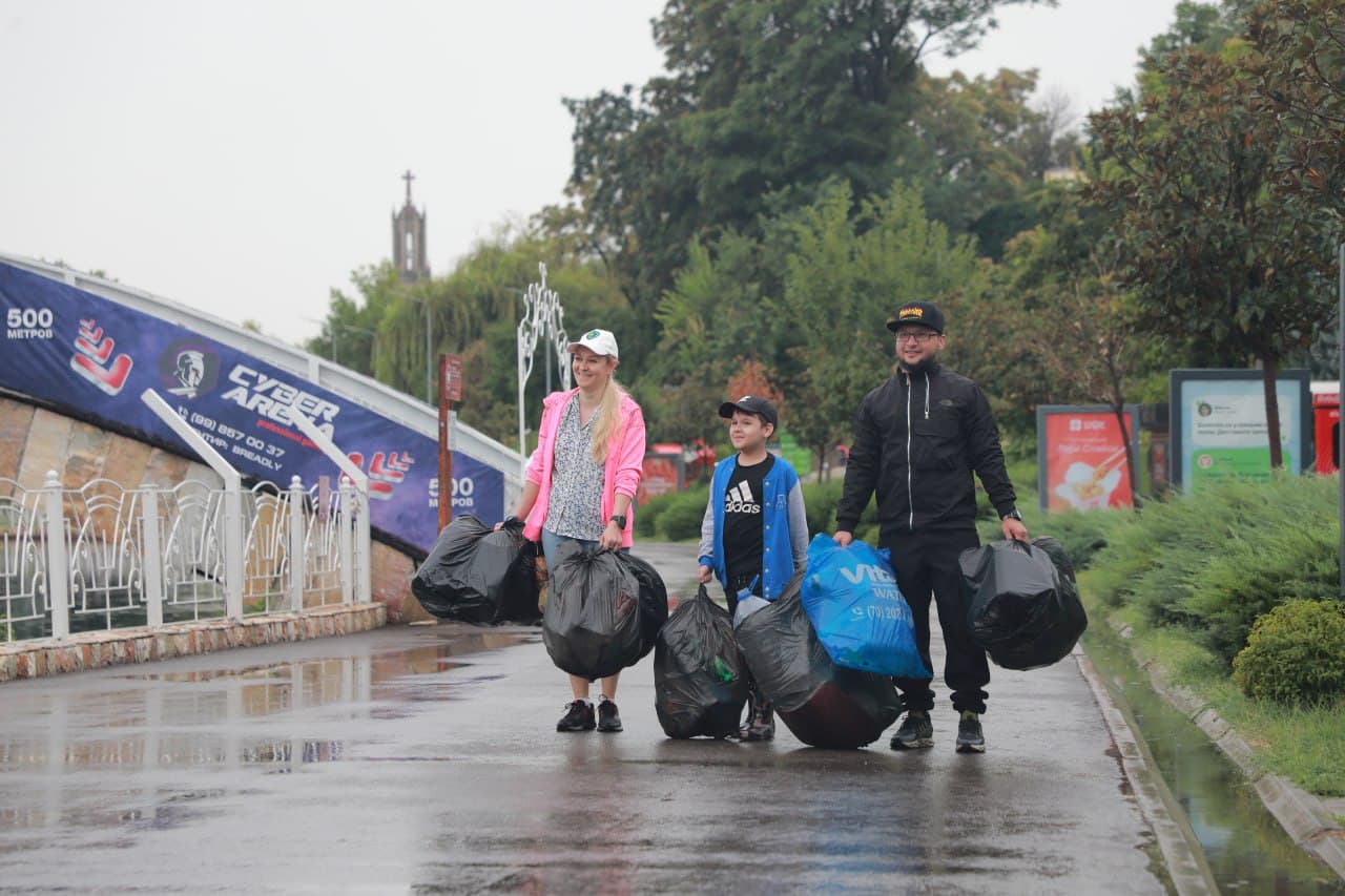 Who is awarded the status of "Eco-active citizen" and what advantages does it give?