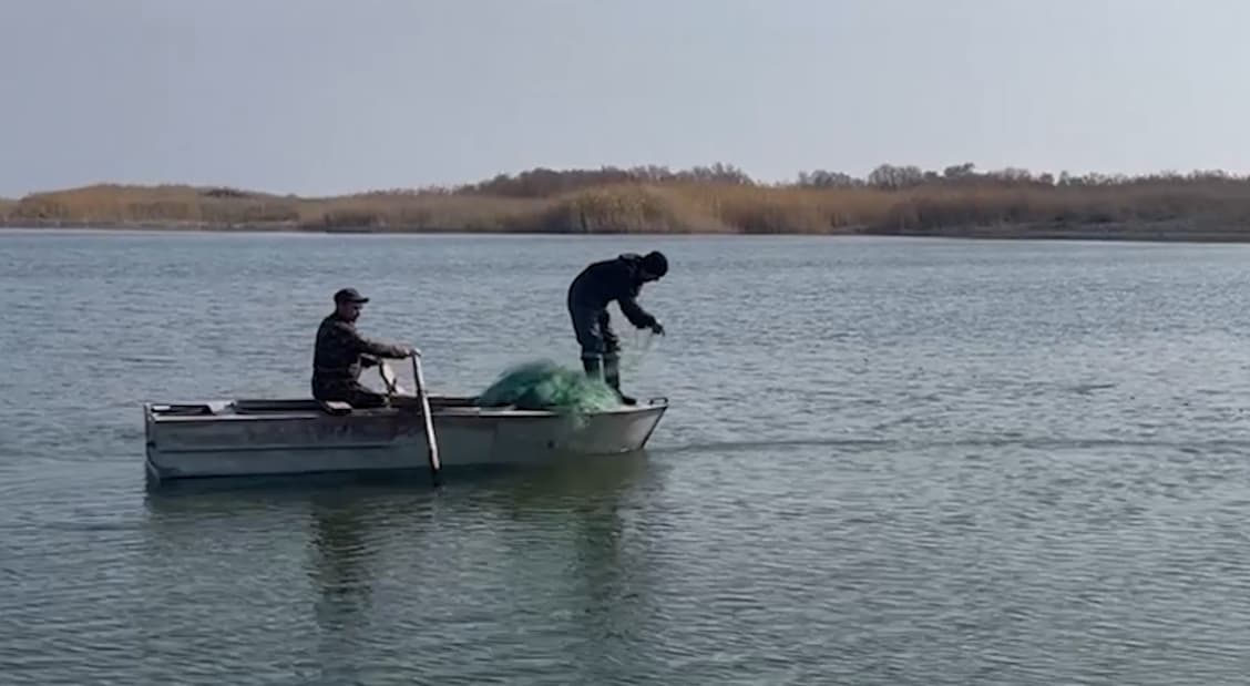 Aydar-Arnasoy ko‘llari tizimida o‘nlab qoidabuzarliklar aniqlanib, yuzlab noqonuniy to‘rlar olib qo‘yildi