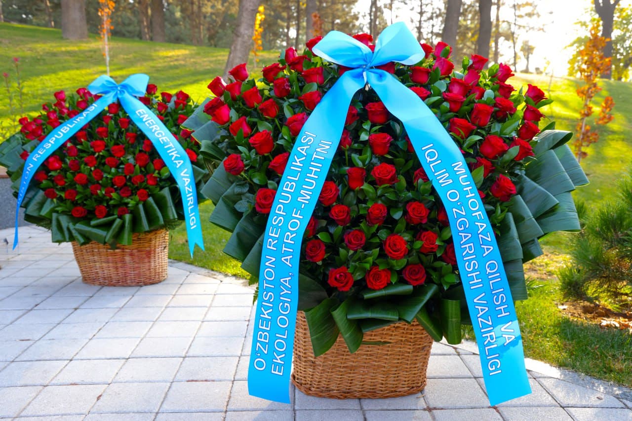 On the Day of the Uzbek Language, flowers were laid at the foot of the monument to Alisher Navoi