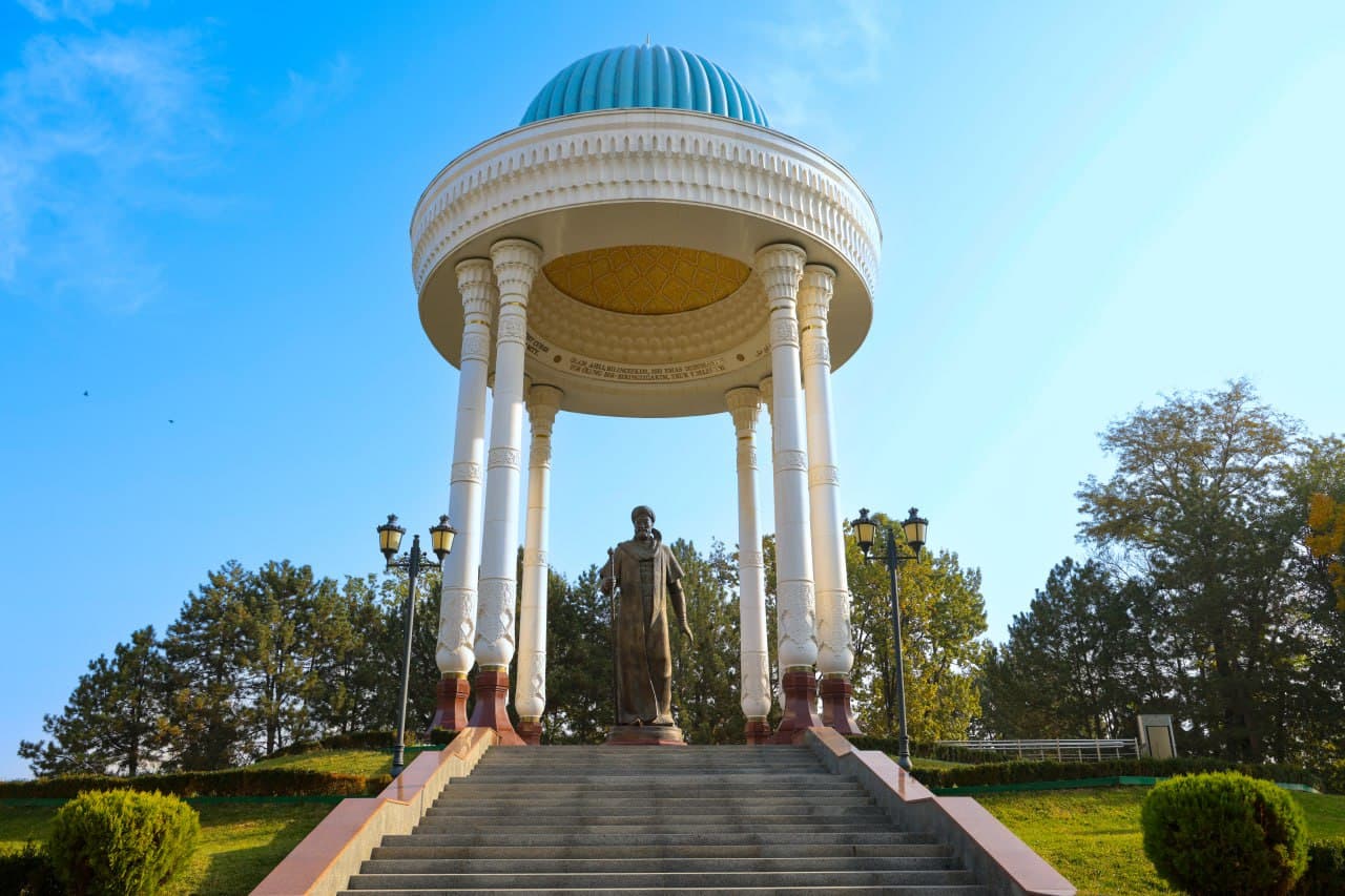On the Day of the Uzbek Language, flowers were laid at the foot of the monument to Alisher Navoi
