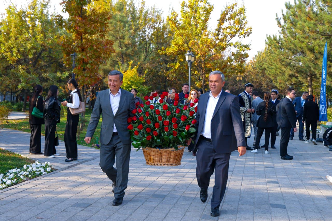 On the Day of the Uzbek Language, flowers were laid at the foot of the monument to Alisher Navoi
