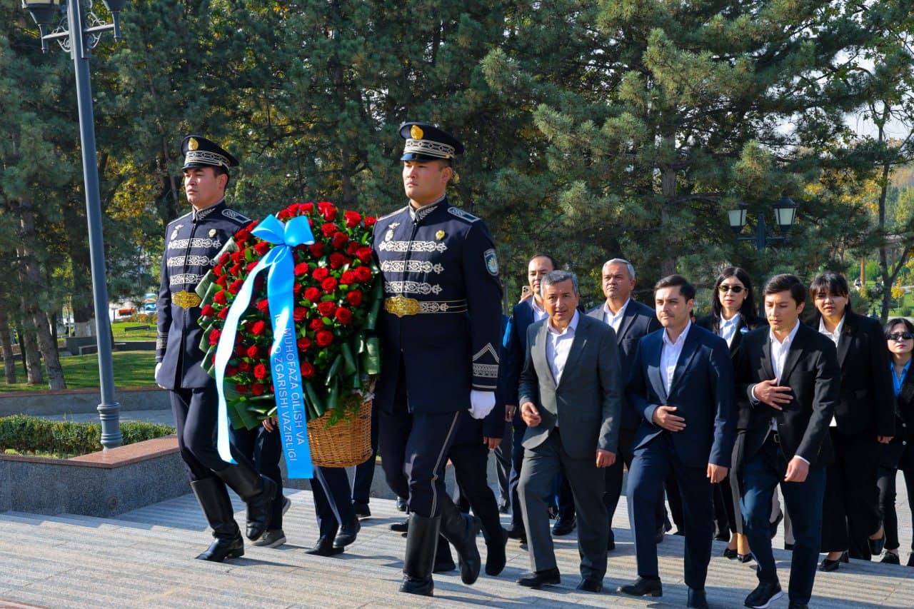 On the Day of the Uzbek Language, flowers were laid at the foot of the monument to Alisher Navoi