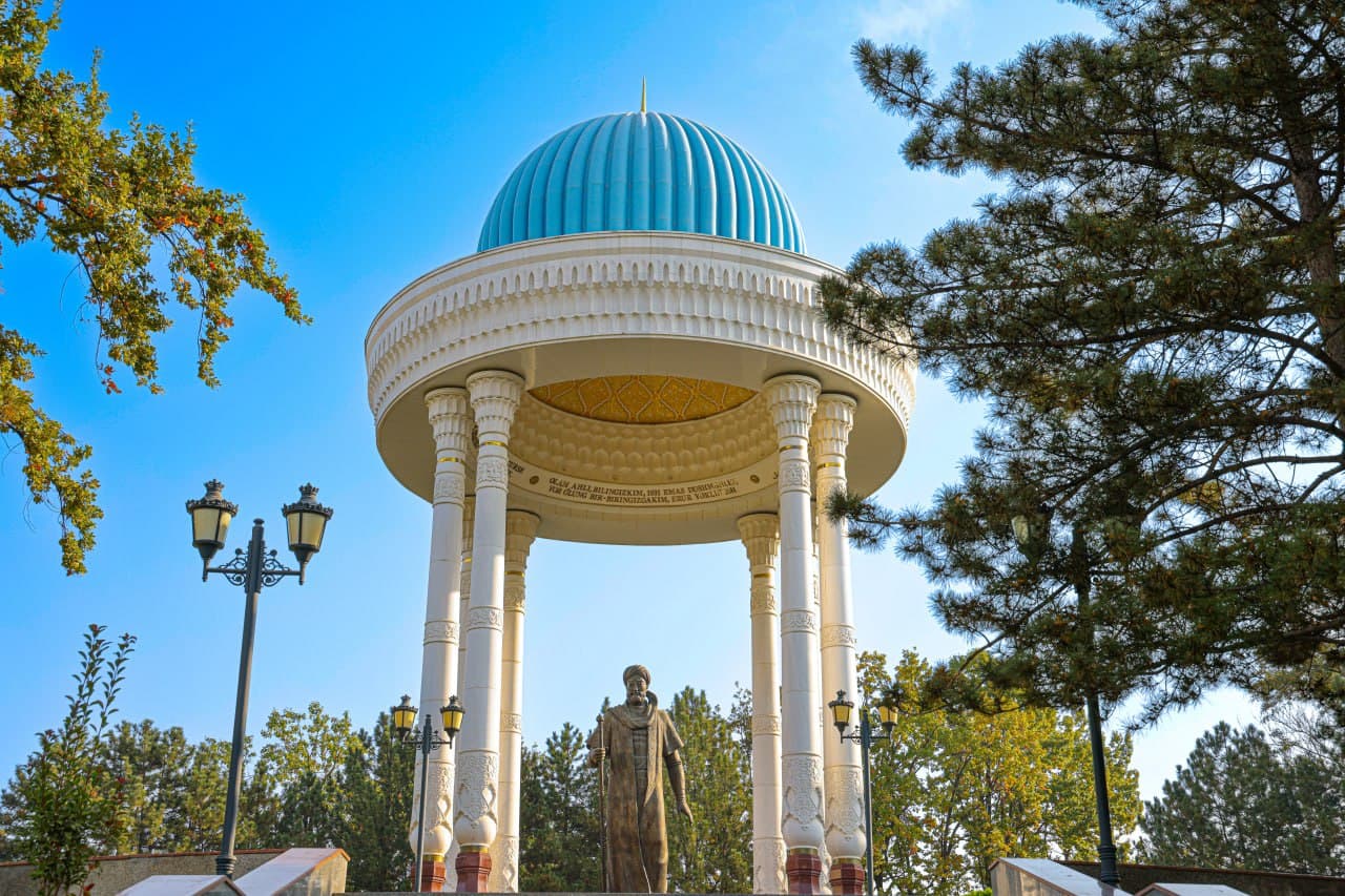 On the Day of the Uzbek Language, flowers were laid at the foot of the monument to Alisher Navoi