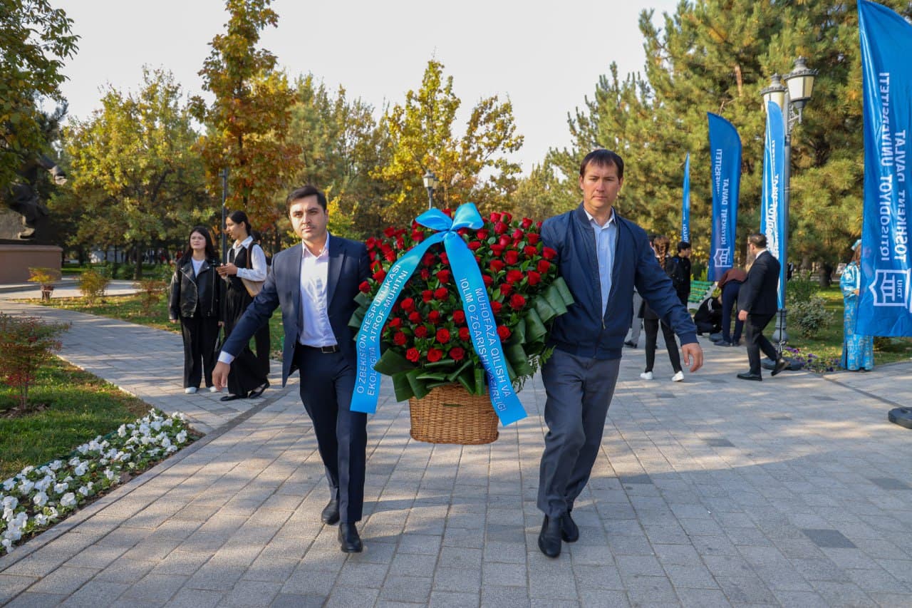 On the Day of the Uzbek Language, flowers were laid at the foot of the monument to Alisher Navoi
