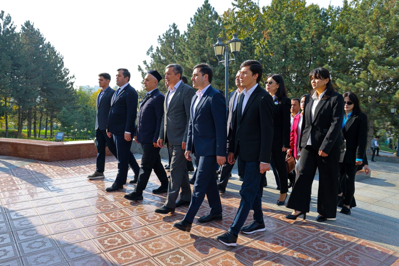 On the Day of the Uzbek Language, flowers were laid at the foot of the monument to Alisher Navoi