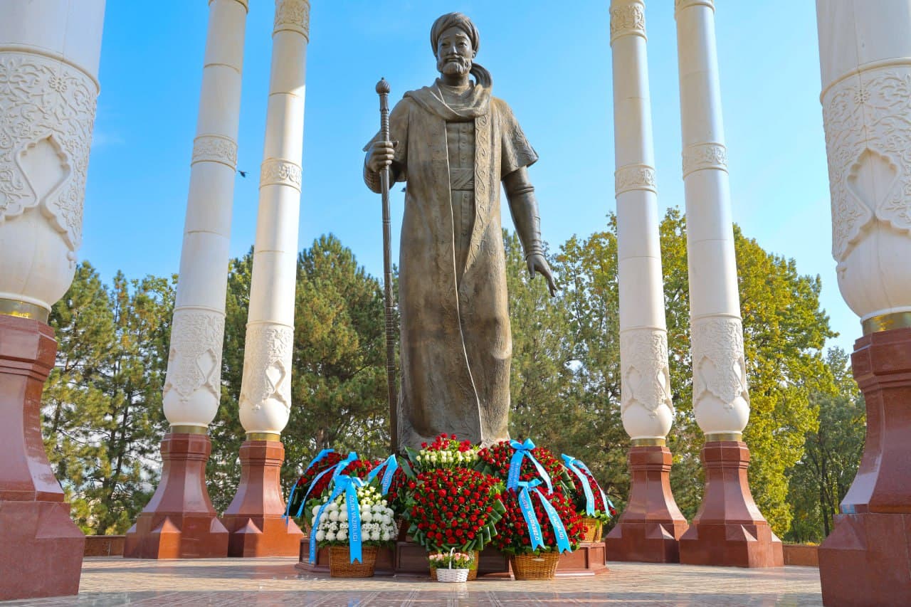 On the Day of the Uzbek Language, flowers were laid at the foot of the monument to Alisher Navoi
