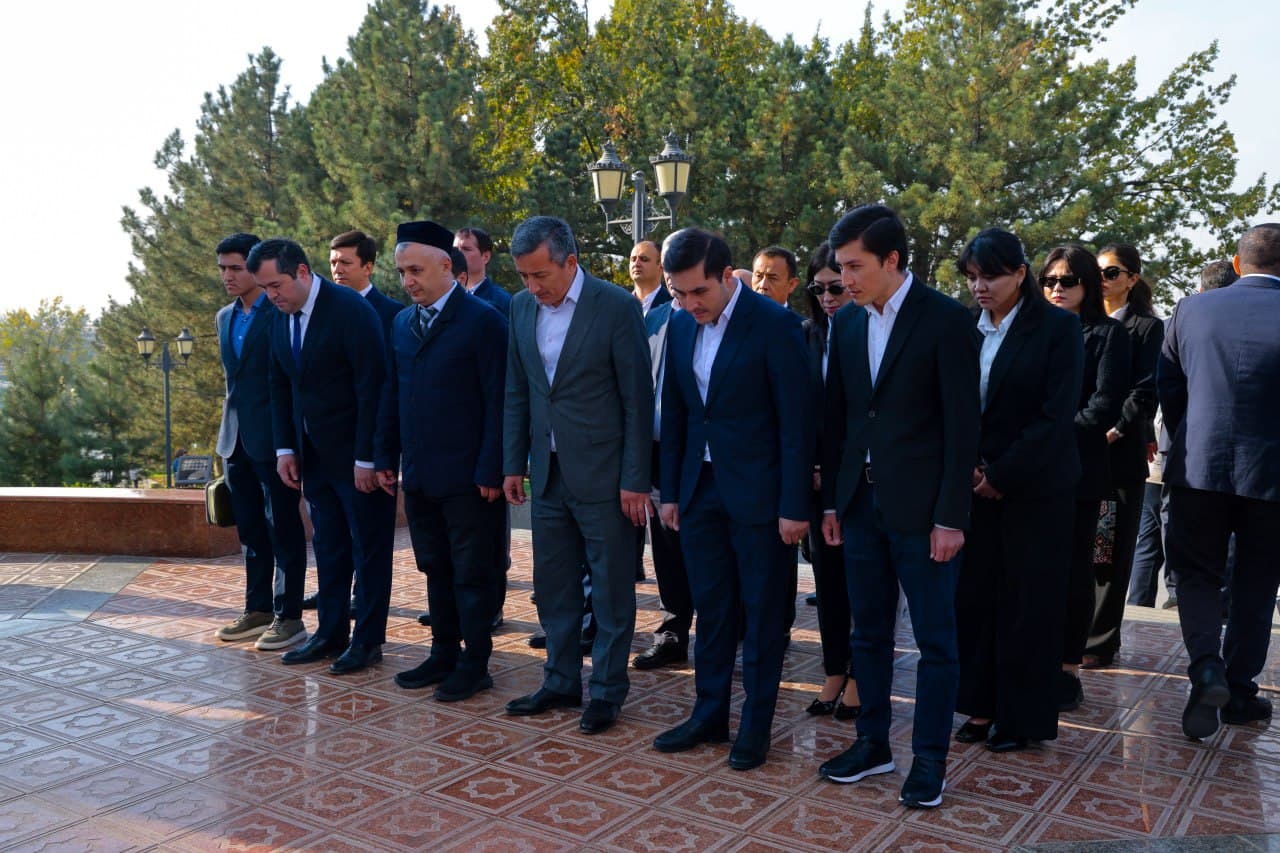 On the Day of the Uzbek Language, flowers were laid at the foot of the monument to Alisher Navoi