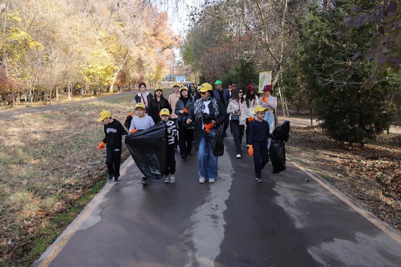 A Cleanup Campaign Held at the Tashkent Botanical Garden