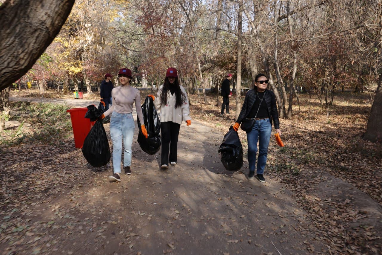 A Cleanup Campaign Held at the Tashkent Botanical Garden