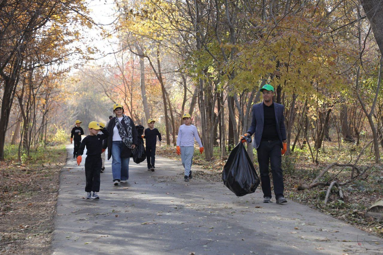 A Cleanup Campaign Held at the Tashkent Botanical Garden