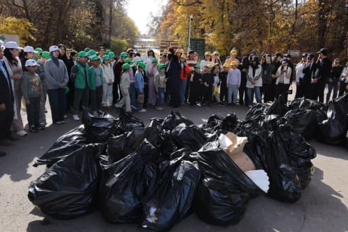A Cleanup Campaign Held at the Tashkent Botanical Garden