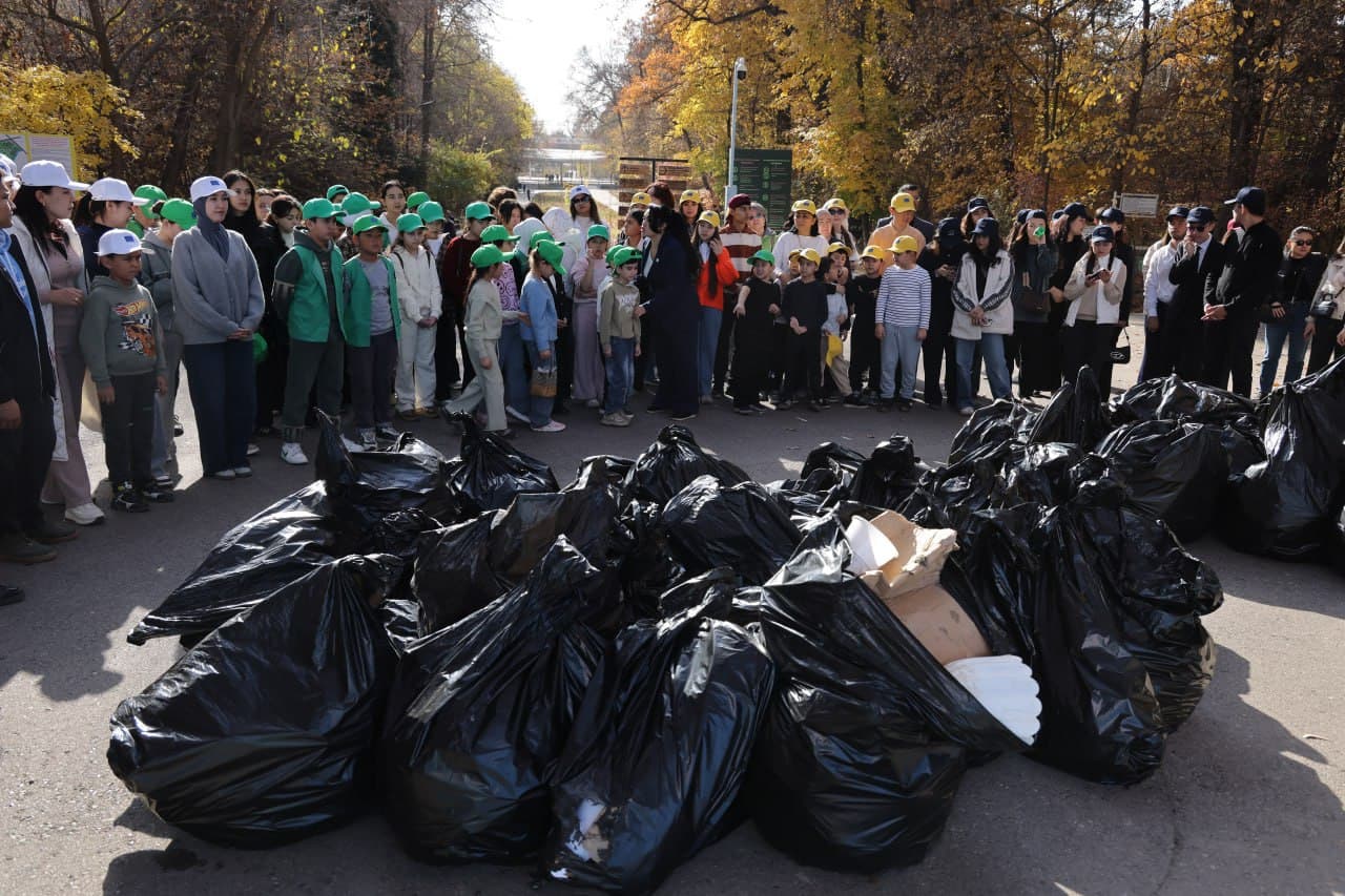 A Cleanup Campaign Held at the Tashkent Botanical Garden