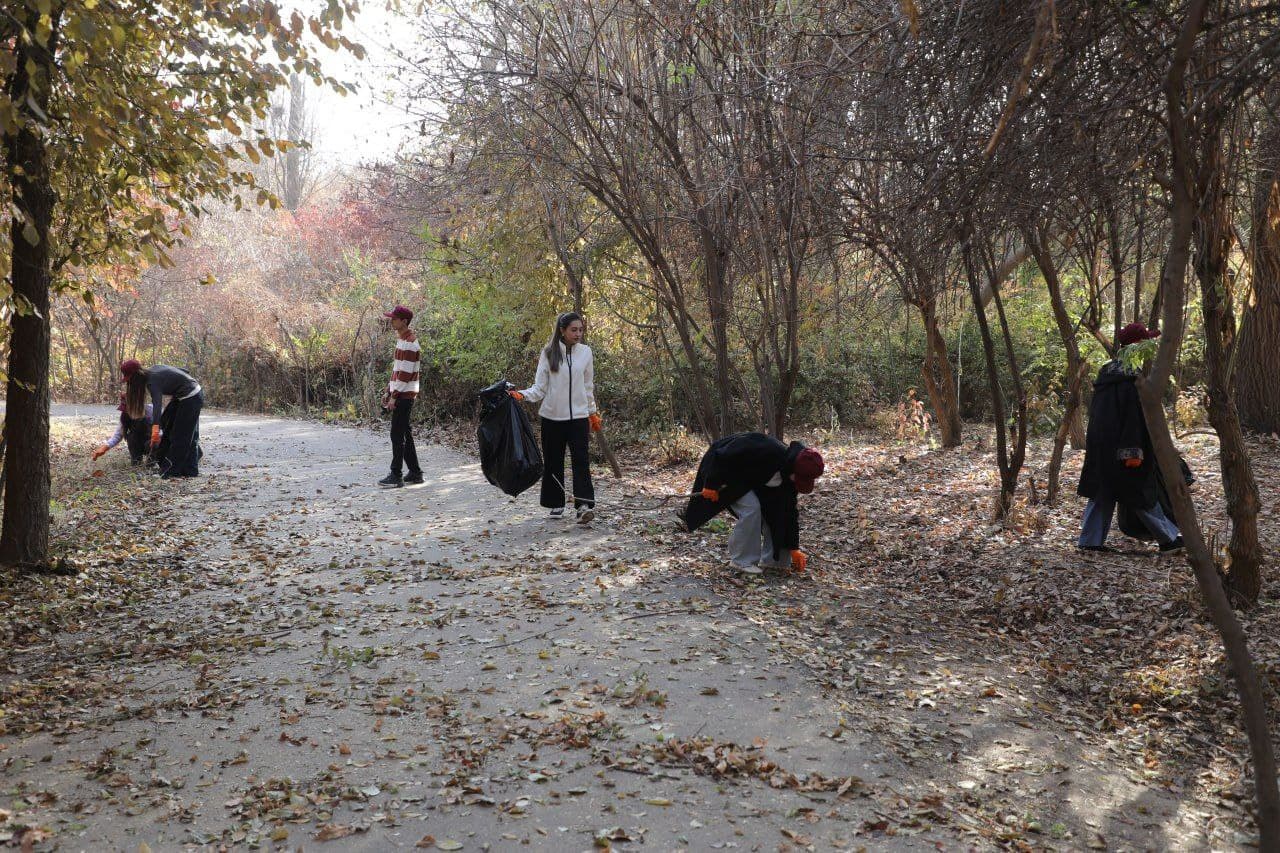 A Cleanup Campaign Held at the Tashkent Botanical Garden