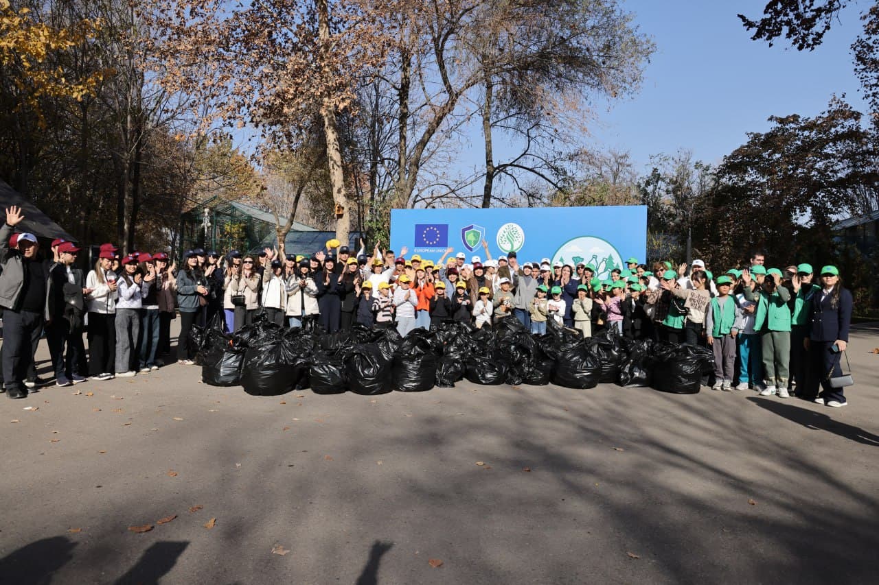 A Cleanup Campaign Held at the Tashkent Botanical Garden