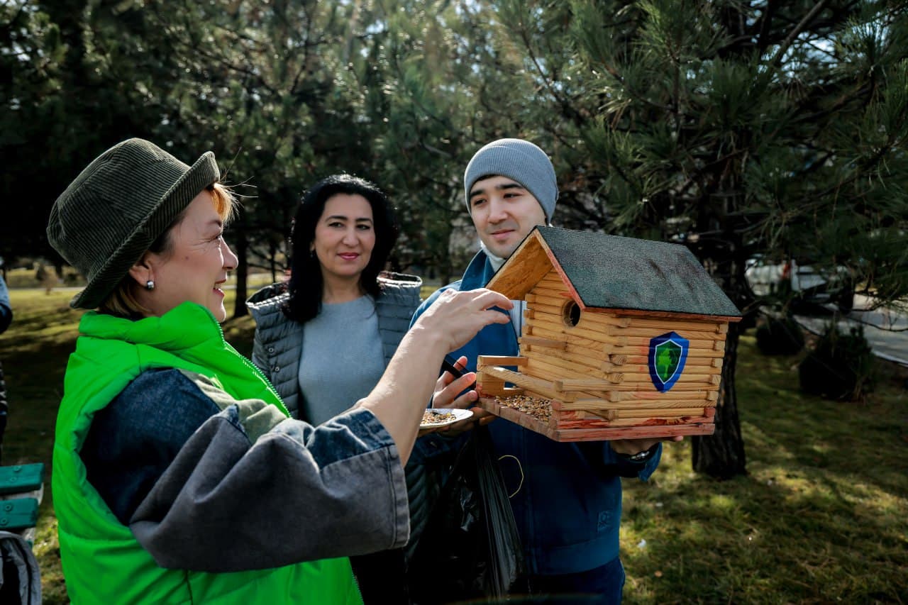 Для птиц установлены скворечники и роздан корм