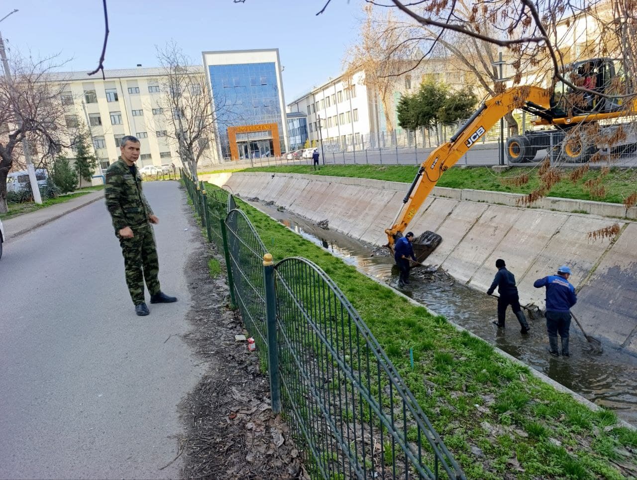 Канал в Сергелийском районе очищен от мусора