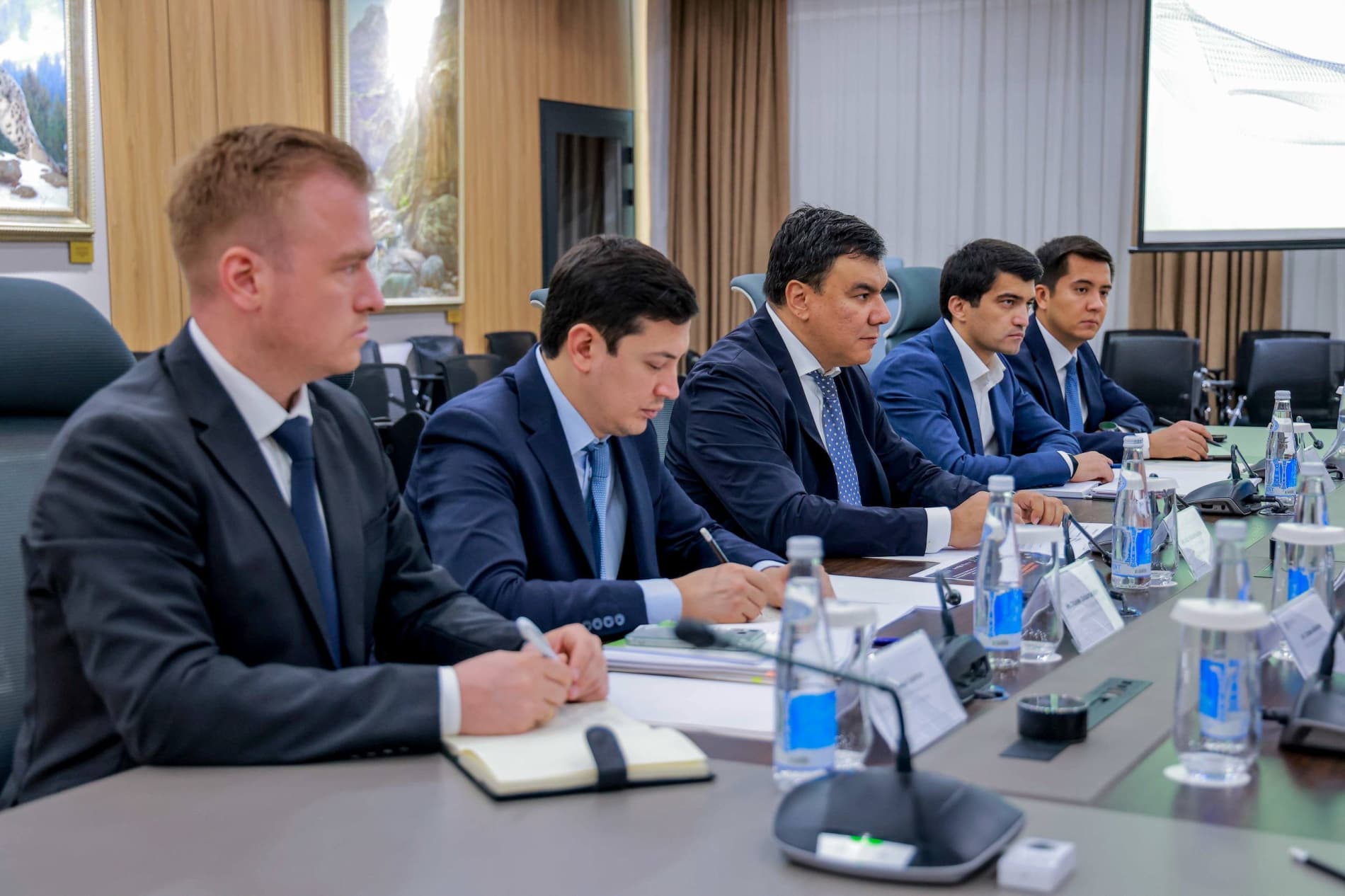 С ACWA Power обсуждены проекты по управлению отходами и мониторингу пылевых бурь