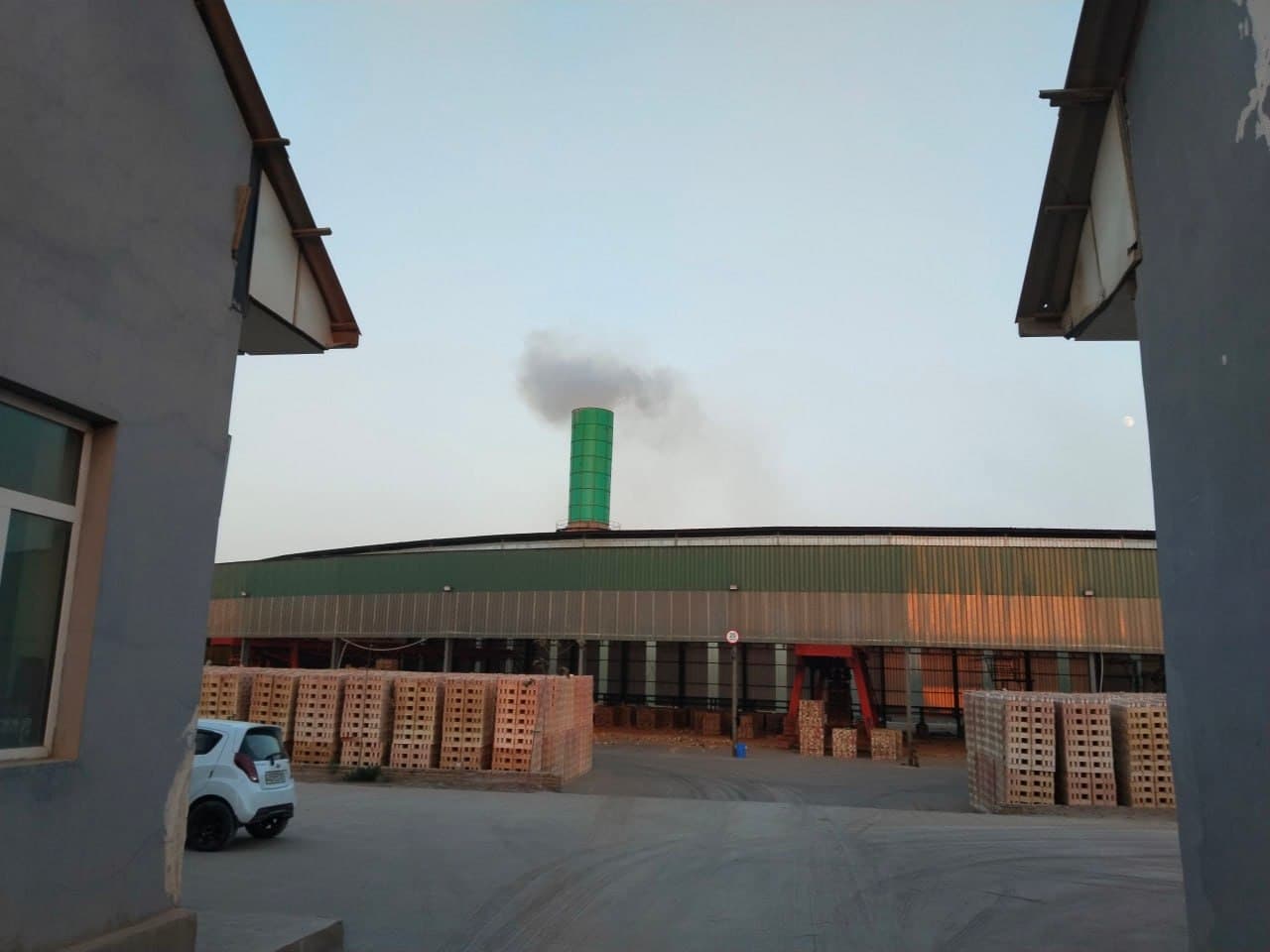 Atmosferaga yuqori miqdorda çang-gaz çiqarayotgan korxona faoliyati töxtatildi