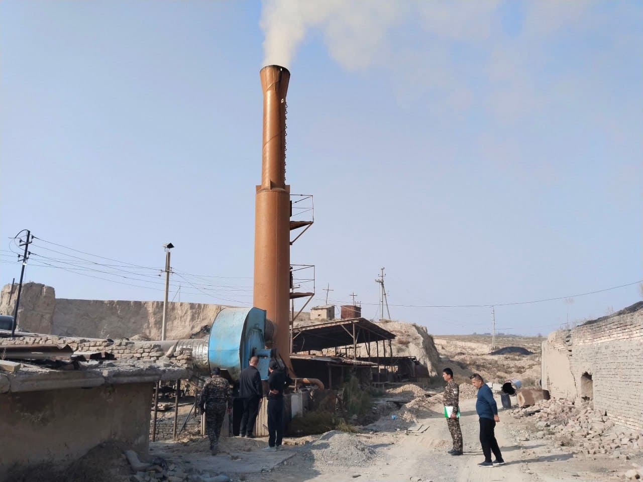 Atmosferaga yuqori miqdorda çang-gaz çiqarayotgan korxona faoliyati töxtatildi