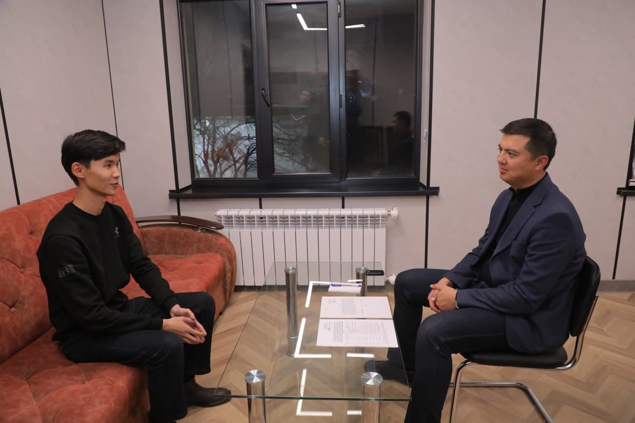 Tuman hokimi yoshlarning murojaat va takliflarini tingladi