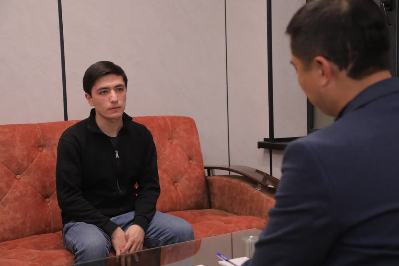 Tuman hokimi yoshlarning murojaat va takliflarini tingladi